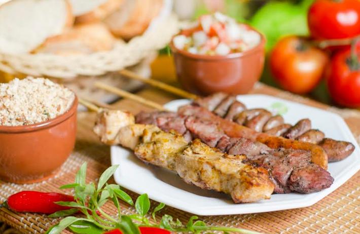 Espetinhos conquistam alta gastronomia paulista e fazem sucesso com