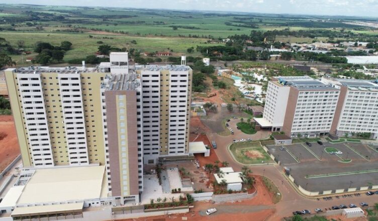 Hot Beach Suites à esquerda, ao lado do Hot Beach Resort_ ao fundo parque aquático Hot Beach