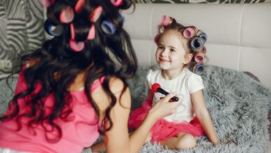 Mãe e filha brincando de fazer penteados