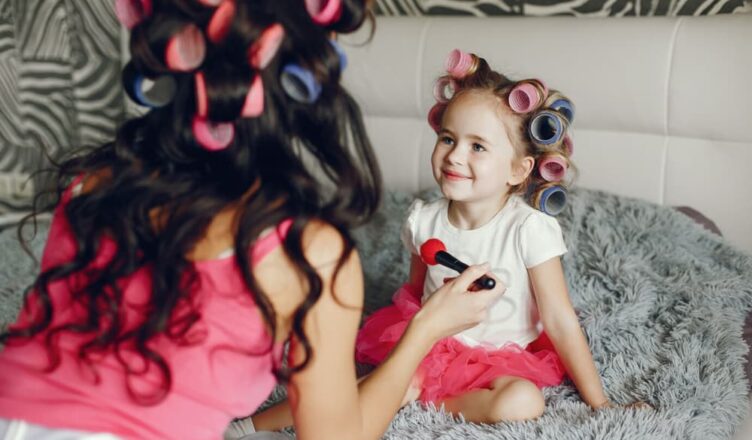 Mãe e filha brincando de fazer penteados