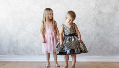 Crianças expressivas posando em casa