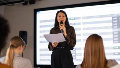 Fechar as pessoas na reunião de negocios