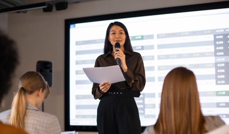 Fechar as pessoas na reunião de negocios